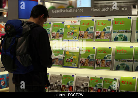 Köln, Deutschland. 19. Februar 2013. Besucher lesen in Schulbüchern auf der Didacta-Messe in Köln. Bildungsmesse findet vom 19. bis 23. Februar 2013 in Köln. Foto: Oliver Berg/Dpa/Alamy Live News Stockfoto