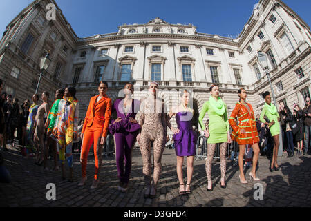 London, UK. 19. Februar 2013.  Ein Flashmob mit 11 Modelle tragen Designs von Carlotta Actis Barone sorgte heute, Dienstag, wie sie während der London Fashion Week im Somerset House erschien und später auf Freimaurer Halle ging, wo die Fashion Scout zeigt, statt. Foto: CatwalkFashion/Alamy Live-Nachrichten Stockfoto