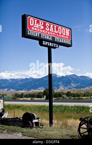 Die alten Saloon-Schild und die Berge, Emigrant, Montana, USA Stockfoto