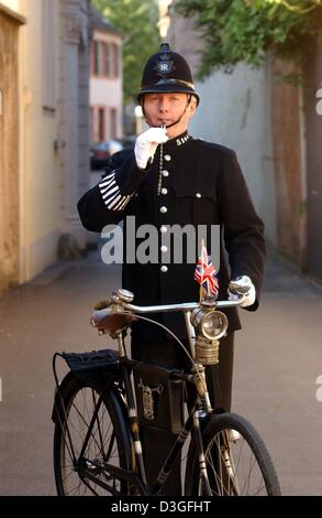 (Dpa) - gekleidet in eine ursprüngliche britische Polizeiuniform Johannes Schneider stellt mit seinem Fahrrad in Trier, Deutschland, 10. September 2004. Einmal in der Woche der Hobby-Offizier schlüpft in seine Polizei-Outfit und "Pfunde im Takt" auf den Straßen seiner Heimatstadt Trier. Die selbsternannte Fan von allen britischen hat durch die Straßen als "Bobby" seit zehn Jahren und hat jetzt sogar erhalten ein Dankeschön yo Stockfoto