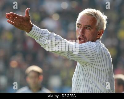 (Dpa) - niederländische Dortmund geboren Trainer Bert van Marwijk Gesten wütend während eines Bundesliga match bei Ruhrstadion in Bochum, Deutschland, 11. September 2004. Das Spiel zwischen regionalen Rivalen Borussia Dortmund und VFL Bochum endete mit einem 2: 2-Unentschieden. Stockfoto