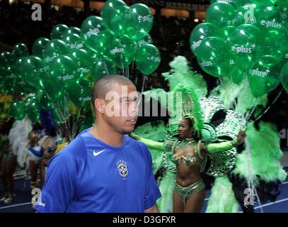 (Dpa) - Brasiliens Fußball star Ronaldo geht von einer Gruppe von brasilianischen Samba-Tänzer mit Luftballons vor das Aufwärmtraining für die Fußball-freundliche zwischen Deutschland und Brasilien am Olympiastadion in Berlin, 8. September 2004. Stockfoto