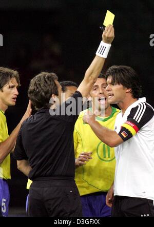 (Dpa) - Vortrag brasilianischen Spieler Edmilson (L) und Edu auf Deutschlands Michael Ballack (R), die gelbe Karte vom Schweizer Schiedsrichter Urs Meyer (C) während der Fußball-freundliche zwischen Deutschland und Brasilien am Olympiastadion in Berlin, 8. September 2004 sieht. Das Spiel endete mit einem 1: 1-Unentschieden. Stockfoto