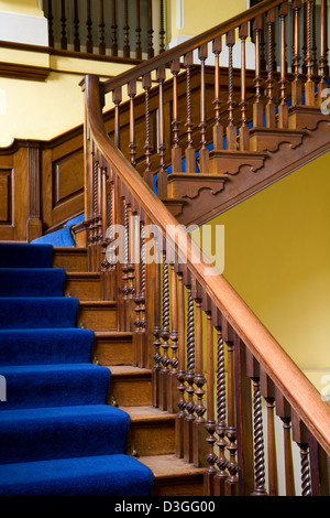 Ein distressed Treppe Reparaturen müssen in einer redundanten, privaten Schule. Stockfoto