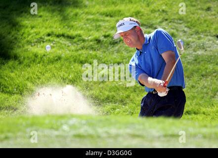 (Dpa) - Golfspieler Colin Montgomerie aus Schottland spielt einen Bunker während der 17. Linde German Masters-Turnier in Pulheim bei Köln, am Donnerstag, 9. September 2004 aufgenommen. Stockfoto