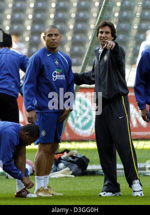 (Dpa) - technischer Assistent Jairo Lopez Cesar Leal (R) etwas weist darauf hin, brasilianische Fußballstar Ronaldo während einer Trainingseinheit der brasilianischen Nationalmannschaft im Olympiastadion in Berlin, Deutschland, 7. September 2004. Deutschland trifft Brasilien auf Mittwoch, 8. September 2004 in ein Exhibition-Match im Berliner Olympiastadion. Stockfoto