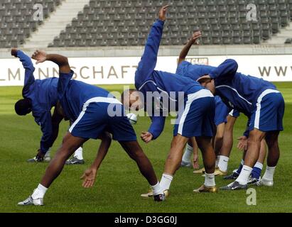 (Dpa) - brasilianische Fußball-star Ronaldo (C) und seine Mannschaftskameraden während einer Trainingseinheit der brasilianischen Nationalmannschaft im Olympiastadion in Berlin, Deutschland, 7. September 2004 dehnen. Deutschland trifft Brasilien auf Mittwoch, 8. September 2004 in ein Exhibition-Match im Berliner Olympiastadion. Stockfoto