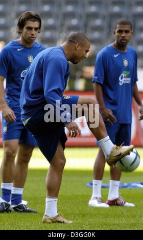 (Dpa) - brasilianischen Fußball star Ronaldo (vorne) spielt um mit dem Ball, wie seine Teamkollegen während einer Trainingseinheit der brasilianischen Nationalmannschaft im Olympiastadion in Berlin, Deutschland, 7. September 2004 auf. Deutschland trifft Brasilien auf Mittwoch, 8. September 2004 in ein Exhibition-Match im Berliner Olympiastadion. Stockfoto