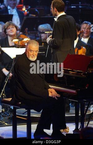 (Dpa) - Jon Lord, ehemaliger Keyboarder der englischen Rocklegenden Deep Purple, sitzt auf der Bühne während der Aufzeichnung der TV-Show "Sunday Night Classics" in München, 6. September 2004. Verschiedene internationale Künstler trat in der Show, die am 19. September 2004 ausgestrahlt wird. Stockfoto