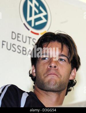 (Dpa) - der Kapitän der deutschen Fußball-Nationalmannschaft, Mittelfeldspieler Michael Ballack hört die Fragen Journalisten während einer Pressekonferenz in Berlin, Deutschland, 7. September 2004. Deutschland trifft Brasilien auf Mittwoch, 8. September 2004 in ein Exhibition-Match im Berliner Olympiastadion. Stockfoto