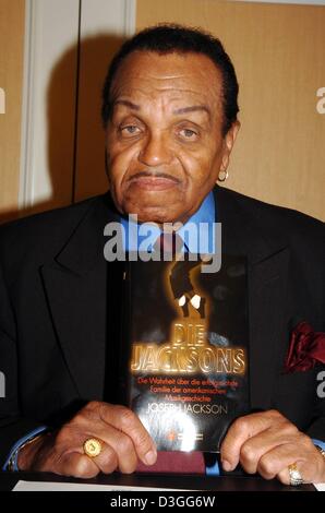 (Dpa) - der 75-Jahr-alten Patriarch der Jackson-Familie, Joseph Jackson, präsentiert seine Memoiren in München, auf Montag, 6. September 2004. Das Buch ist unter dem Titel "Sterben Jacksons" (the Jacksons) in Deutschland und gibt einen Einblick in das Leben der Jackson Familie und ihre berühmtesten Kinder, Michael, Janet und La Toya. Wegen Michael Jackson war Studie in den USA das Buch fi Stockfoto