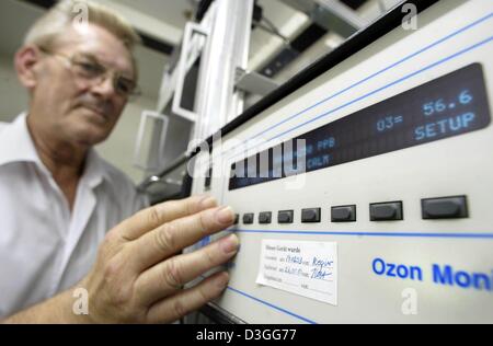 (Dpa) - technische Mitarbeiter des Hessischen Amtes für Environtment und Geologie, Richard Hesse, überprüft den "Ozon-Monitor", ein Gerät zur Messung der Ozonkonzentration in der Luft, bei einer Luft-Messstation in Frankfurt am Main, 9. August 2004. Intensive Sonne, hohe Temperaturen, langsame Winde und eine niedrige Luftfeuchtigkeit sind die Ursache für steigende Ozonkonzentration im Sommer. Kinder ein Stockfoto