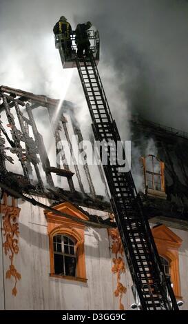 (Dpa) - Feuerwehrleute löschen das Feuer an der Anna-Amalia-Bibliothek in Weimar, Deutschland, 2. September 2004. Ein Feuer brach in der Bibliothek späten Donnerstag, 2. September 2004, bedrohliche 1 Million Bücher, darunter die weltweit größte Sammlung von 'Faust'. Bis zu 10 Meter hohen Flammen wüteten im oberen Teil des 400 Jahre alten Gebäudes. Zehntausende von wertvollen Bücher vom 16. bis Stockfoto