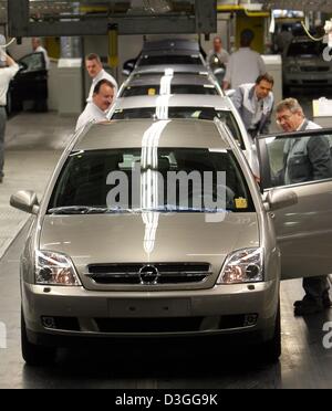 (Dpa) - prüfen Mitarbeiter fertigen Opel Vectra-Modelle, die werkseitig Opel Auto, eine Tochtergesellschaft von General Motors in Rüsselsheim, Deutschland, 25. Mai 2004 hergestellt wurden. Das Opel-Werk in Rüsselsheim wird nicht geschlossen werden. Berichte über Donnerstag, 2. September 2004, hatte erklärt, dass General Motors die Möglichkeit, die Montagewerke für mittlere Autos verschmelzen die Überprüfung Stockfoto