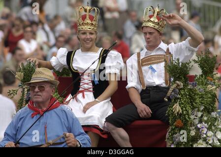 (Dpa) - Elke Nagel und Stefan Giray sind das diesjährige Königspaar, nachdem gewann den traditionellen Sheperd in Markgröningen, Süddeutschland, 28. August 2004 ausgeführt ist. Beide gewann das Rennen barfuß laufen und in traditionellen Kostümen über eine 300 Fuß lange Stoppelfeld. Die Shepard Run ist das älteste Volksfest im Südwesten von Deutschland, stammt aus dem Jahr 1445 wenn die Tannen Stockfoto