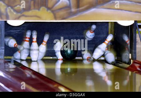 (Dpa) - stürzt eine Bowling-Kugel in die Pins auf eine Bowling-Bahn in Berlin, Deutschland, 26. August 2004. Bowling ist eine beliebte Freizeitbeschäftigung, beliebt bei Jung und alt. Die Regeln sind einfach, mit jedem Spiel dauert zehn 'Frames' in dem jeder Spieler oder Melone, hat zwei Versuche, die Bowling-Kugel rollen eine Holz- oder künstliche Gasse hinunter und über zehn hölzerne Stifte zu klopfen. Die Bowlingbahn ist 18 Jahre. Stockfoto