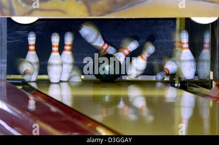 (Dpa) - stürzt eine Bowling-Kugel in die Pins auf eine Bowling-Bahn in Berlin, Deutschland, 26. August 2004. Bowling ist eine beliebte Freizeitbeschäftigung, beliebt bei Jung und alt. Die Regeln sind einfach, mit jedem Spiel dauert zehn 'Frames' in dem jeder Spieler oder Melone, hat zwei Versuche, die Bowling-Kugel rollen eine Holz- oder künstliche Gasse hinunter und über zehn hölzerne Stifte zu klopfen. Die Bowlingbahn ist 18 Jahre. Stockfoto