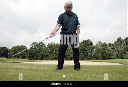 (Dpa) - Fritz-Martin Mueller, Präsident des Golfplatzes Lilienthal Abschläge-off auf dem Golfplatz in Lilienthal, Deutschland, 19. August 2004. Müller, dessen linke Seite für 18 Jahre nach einem Ski-Unfall gelähmt hat, gehört zu den Gründern des Golfplatzes für Menschen mit Behinderung am 28. August 2004 eröffnet. Der 9 Lochplatz wird derzeit von 8 Arbeiter aus dem Martins gepflegt. Stockfoto