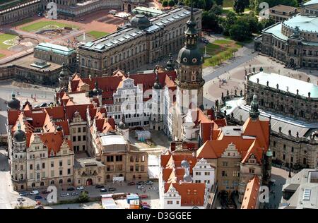 (Dpa) - Luftbild der Dresdner Residenzschloss in der Innenstadt von Dresden, Deutschland, 28. Juli 2004. Die ostdeutsche Stadt, die war einst als "Florenz an der Elbe", fast ausschließlich Detroyed während des 2. Weltkrieges. Wiederaufbau von vielen historischen Stätten begann erst nach der Wiedervereinigung Deutschlands im Jahre 1989. Die Innenräume des Dresdner Schlosses wurden in die l komplett restauriert. Stockfoto