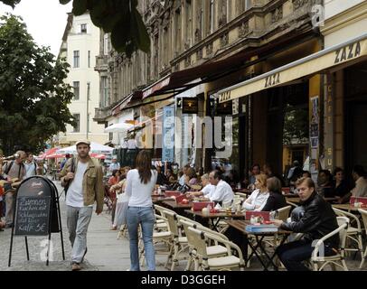 (Dpa) - Menschen genießen Sie einen ruhigen Nachmittag in einem Café auf der Kastanienallee im Stadtteil Prenzlauer Berg in Berlin, Deutschland, 23. August 2004. Ein ehemaliger Wohnung Boden für Hipster und Menschen aus verschiedenen unterirdischen Gruppen, hat der Bezirk wieder in einem normalen Wohngebiet entwickelt. Heute Luxus-Appartements und unsanierten klassischen Gebäuden wieder neben jeder Othe finden Sie Stockfoto