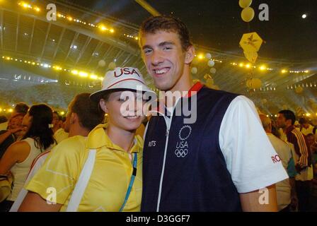 (Dpa) - US-Schwimmer Michael Phelps umarmt Teamkollege Dana Vollmer während der Abschlusszeremonie von den Olympischen Spielen 2004 in Athen Sonntag, 29. August 2004. Phelps ist einer der erfolgreichsten Athleten bei den Olympischen Spielen in Athen. Stockfoto