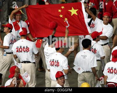 (Dpa) - Athleten des chinesischen Teams betreten das Stadion mit Hemden lesen "sehen Sie 2008 bei der Abschlussfeier im Olympia-Stadion für die Olympischen Spiele 2004 in Athen" Sonntag, 29. August 2004. Der nächste wird Olympische Spiele in Peking stattfinden. Stockfoto