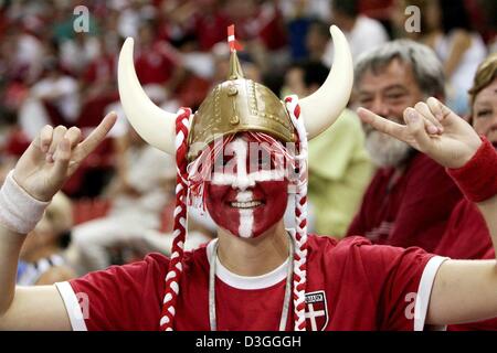 (Dpa) - ein Befürworter des dänischen Handball Sport die Nationalfarben während der Frauen Handball Finale gegen Südkorea während der Olympischen Spiele in Athen, 29. August 2004. Dänemark gewann das Spiel im Elfmeterschießen, nachdem die Teams 34-34 nach zwei zusätzliche Zeiten gebunden. Stockfoto