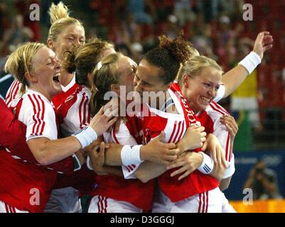 (Dpa) - jubilate die dänischen Spieler nach Elfmeterschießen im Finale gegen Südkorea den Frauen Handball bei den Olympischen Spielen in Athen, 29. August 2004. Dänemark gewann das Spiel im Elfmeterschießen, nachdem die Teams 34-34 nach zwei zusätzliche Zeiten gebunden. Stockfoto