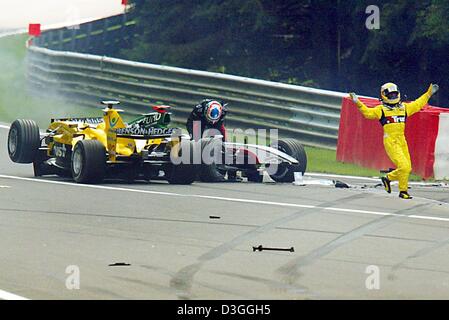 (Dpa) - italienischer Formel-1-Fahrer Giorgio Pantano (Jordan-Ford, R) und der italienischen Minardi-Fahrer Gianmaria Bruni lassen ihre Rennwagen nach einem Absturz während der belgischen Formel Eins Grand Prix in Spa, 29. August 2004. Italienische Jordan-Ford-Pilot Giorgio Pantano, japanische Honda Fahrer Takuma Sato und italienischen Minardi-Pilot Gianmaria Bruni waren Unfälle in der Eau Rouge-Kurve-du beteiligt. Stockfoto