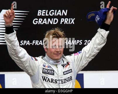 (Dpa) - feiert Kimi Raeikkoenen (McLaren-Mercedes) auf dem Podium nach dem Gewinn der belgischen Formel Eins Grand Prix in Spa, 29. August 2004. Michael Schumacher wurde Zweiter im Grand Prix, Clinchen eine noch nie dagewesene siebten WM Titel trotz nicht gerade zum zweiten Mal in 14 Rennen in dieser Saison gewinnen. Stockfoto