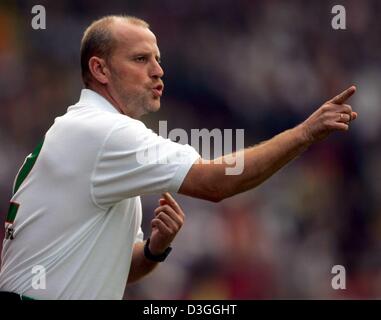 (Dpa) - Werder Bremen Trainer Thomas Schaaf Gesten in Richtung seine Spieler auf dem Platz in ihrer Liga Spiel gegen VFL Wolfsburg am Weserstadion in Bremen, Deutschland, 29. August 2004. Wolfsburg erzielte eine große Überraschung gegen Favoriten Bremen auf ihre Heimat Platz mit einer Endnote von 1-2. Stockfoto