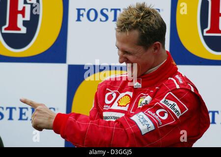 (Dpa) - deutsche Ferrari Formel1 Rennfahrer Michael Schumacher auf dem Podium nach der belgischen Formel Eins Grand Prix in Spa, 29. August 2004 feiert. Michael Schumacher wurde Zweiter im Grand Prix, Clinchen eine noch nie dagewesene siebten WM Titel trotz nicht gerade zum zweiten Mal in 14 Rennen in dieser Saison gewinnen. Stockfoto