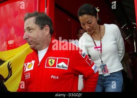 (Dpa) - der Leiter des Teams Ferrari, Jean Todt und seine Freundin, Schauspielerin Michelle Yeoh, während die belgische Formel Eins Grand Prix in Spa, 29. August 2004. Stockfoto