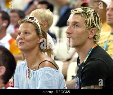 (Dpa) - das berühmteste paar im deutschen Sport, Schwimmerin Franziska van Almsick und der Handballer Stefan Kretzschmar, sehen eine Leichtathletik-Veranstaltung der Olympischen Spiele in Athen, 25. August 2004. Stockfoto