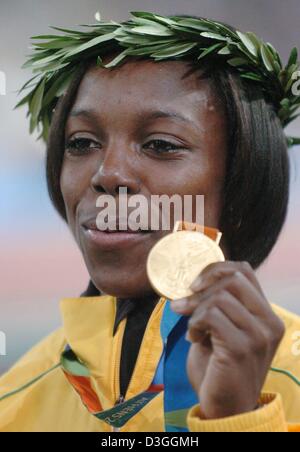 (Dpa) - Veronica Campbell aus Jamaika zeigt ihre Goldmedaille bei der Siegerehrung des 200m-Sprint der Frauen im Olympia-Stadion bei den Olympischen Spielen 2004 in Athen Donnerstag, 26. August 2004. Stockfoto