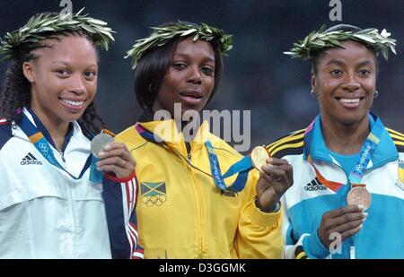 (Dpa) - Veronica Campbell aus Jamaika (C) zeigt ihre Goldmedaille mit Tränen in den Augen neben Silbermedaillengewinner Allyson Felix aus den USA (L) und Bronzemedaillengewinner Debbie Ferguson von den Bahamas während der Siegerehrung des 200 m-Sprint der Frauen im Olympia-Stadion bei den Olympischen Spielen 2004 in Athen Donnerstag, 26. August 2004. Stockfoto