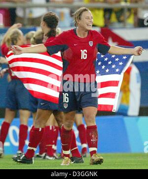 (Dpa) - US-Fußball-Spielerin Abby Wambach, die den Gewinn erzielte Tor in der Verlängerung gegen Brasilien, den Vereinigten Staaten geben die olympische Goldmedaille im Damen-Fußball Finale feiert, wie sie die amerikanische Flagge im Karaiskaki-Stadion in Athen Donnerstag, 26. August 2004 trägt. Der USA besiegte Brasilien 2: 1 in der Nachspielzeit. Stockfoto