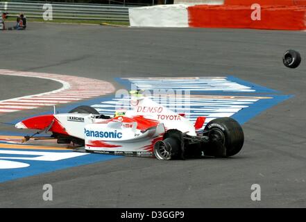 (Dpa) - Kufen australischen Formel 1 pilot Ryan Briscoe (Toyota) abseits der nach einem Unfall in der Eau Rouge-Kurve während der zweiten Traiing auf die Formel 1 Rennstrecke in Spa-Francorchamps, Belgien, Freitag, 27. August 2004. Der Fahrer wurde nicht verletzt. Der Grand Prix von Belgien in Spa auf Sonntag, 29. August 2004 stattfinden. Stockfoto