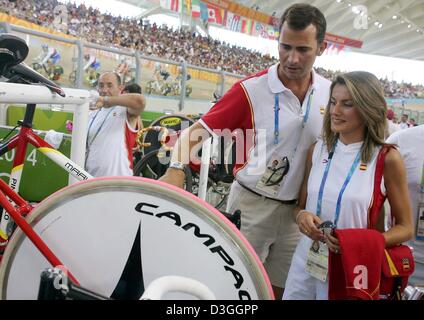(Dpa) - spanische Kronprinz Felipe und seine Frau Letizia Ortiz inspizieren ein Fahrrad während ihres Besuchs des spanischen Radteams bei OAKA Olympischen Velodrom während der Athen Olympischen Spielen 2004 in Athen, Griechenland, 25. August 2004. Stockfoto