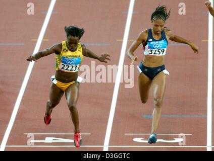 (Dpa) - Veronica Campbell (L) aus Jamaika eng überquert die Ziellinie vor Allyson Felix (R) aus den Vereinigten Staaten, die Frauen 200 m Rennen im Olympiastadion in Athen, Griechenland, 25. August 2004 zu gewinnen. Stockfoto