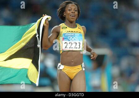 (Dpa) - Veronica Campbell (L) aus Jamaika feiert mit ihrer Nation Flagge nach dem Gewinn der Frauen 200m Rennen im Olympiastadion in Athen, 25. August 2004. Allyson Felix aus den USA wurde zweiter, die Silbermedaille gewinnen. Stockfoto