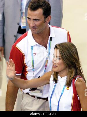 (Dpa) - spanische Kronprinz Felipe und seine Frau Letizia Ortiz besuchen der spanischen Radsport-Team am OAKA Olympischen Velodrom während der Athen Olympischen Spielen 2004 in Athen, Griechenland, 25. August 2004. Stockfoto