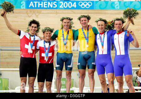 (Dpa) - silberne Medaillenträger Bruno Risi und Franco Marvulli aus der Schweiz (L), Gewinner der Goldmedaille Stuart O'Grady und Graeme Brown aus Australien (C) und Bradley Wiggins und Rob Hayles aus Großbritannien stehen auf dem Podium bei der Siegerehrung der Olympischen Madison Männerrennen final im OAKA Olympischen Velodrom in Athen, 25. August 2004. Stockfoto