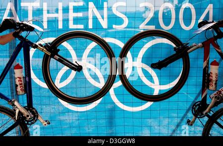 (Dpa) - Mountain-Bikes gesehen während einer Trainingseinheit in der Nähe von der Olympischen Mountainbike Parcour in Athen, 26. August 2004. Die Olympischen Mountainbike-Finale statt findet am Freitag 27 August und Samstag 28. August. Stockfoto