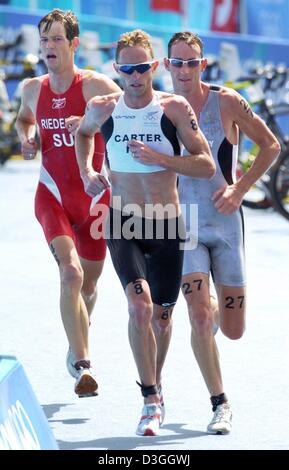 (Dpa) - führt Neuseelands Hamish Carter kurz vor dem Ende der Herren Triathlon wo gewinnt er schließlich die Goldmedaille mit seinem Teamkollegen Bevan Doherty (R) gewinnen Silber und Sven Riederer aus der Schweiz bekommen die Männer olympischen Triathlon in Athen, Griechenland, Bronze 26. August 2004. Stockfoto