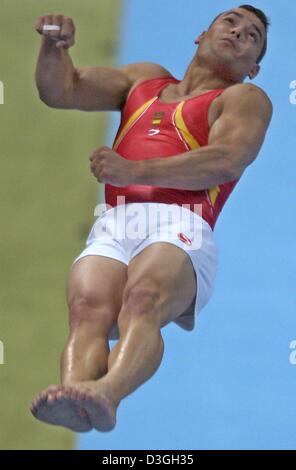 (Dpa) - ist der spanische Turnerin Gervasio Deferr Luft während die Männer Olympia Tresor Finale in Athen, Griechenland, 23. August 2004. ACE gewann die Goldmedaille mit Evgeni Sapronenko Lettlands immer Silber und rumänischen Marian Dragulescu Gewinn der Bronzemedaille. Stockfoto