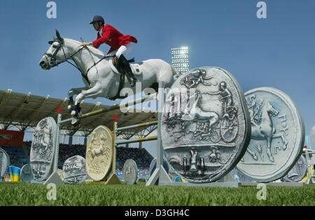 (Dpa) - deutsche Fahrer Otto Becker auf seinem Pferd "Cento" löscht ein Hindernis mit Themen aus der griechischen Mythologie während der Olympic Equestrian Team springen am Markopoulo Olympic Equestrian Centre in Athen, Griechenland, 24. August 2004. Stockfoto