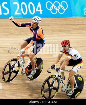 (Dpa) - feiert Theo Bos (L) von den Niederlanden nach dem Sieg gegen Rene Wolff (R) Deutschland nach ihrem Halbfinale bei der Olympischen Herren Track Cycling Sprint in Athen 24. August 2004. Stockfoto