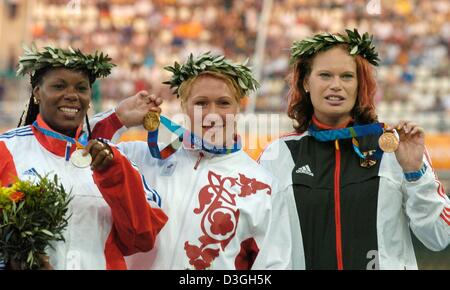 (Dpa-Dateien) - Foto vom 20. August 2004 zeigt Irina Korzharnenko (C) der Russischen Föderation, Gewinner des Kugelstoßen der Frauen, flankiert vom Zweitplatzierten Kubas Yumileidi Cumba (L) und dritte platziert Deutschlands Nadine Kleinert bei der Siegerehrung im Olympiastadion bei den Olympischen Spielen 2004 in Athen. Korzharnenko ihre Goldmedaille wegen Dopings verloren hat, dauert Cumba aus Kuba die gol Stockfoto