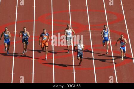 (Dpa) - erhitzen Konkurrenten der Zehnkampf der Männer 100 m überqueren die Ziellinie im Olympiastadion bei den Olympischen Spielen 2004 in Athen Montag, 23. August 2004. Stockfoto